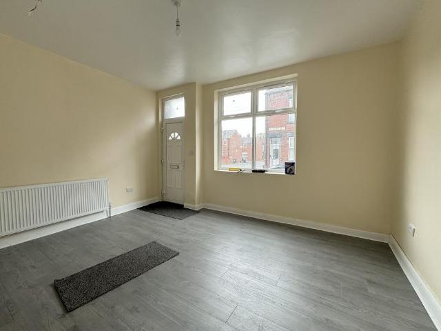 Dawlish Avenue, Leeds, West. 4 bed end of terrace house to rent £1,200 pcm £277 pw
