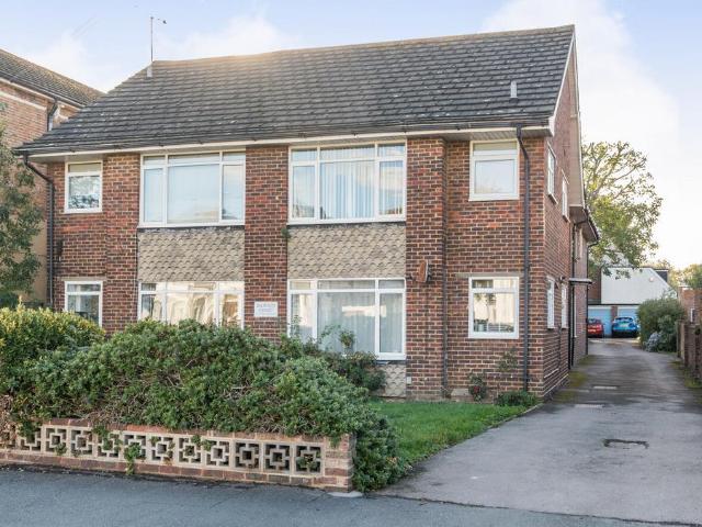 Dawson Court, Worthing BN11 1 bed flat to rent £1,050 pcm £242 pw
