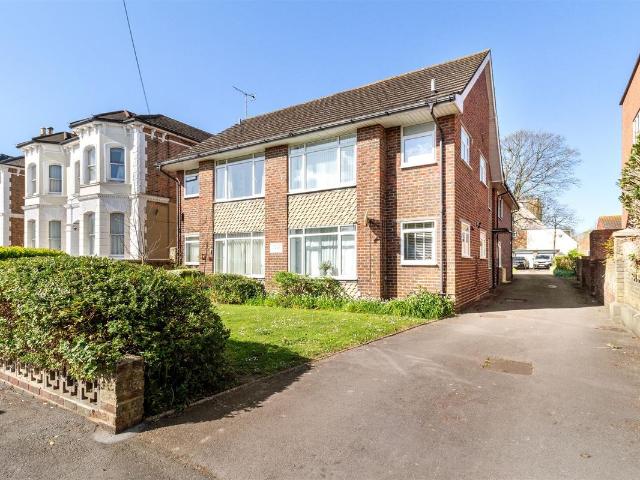 Dawson Court, Victoria Road, Worthing BN11, 2 bed flat to rent, £1,275 pcm | PrimeLocation