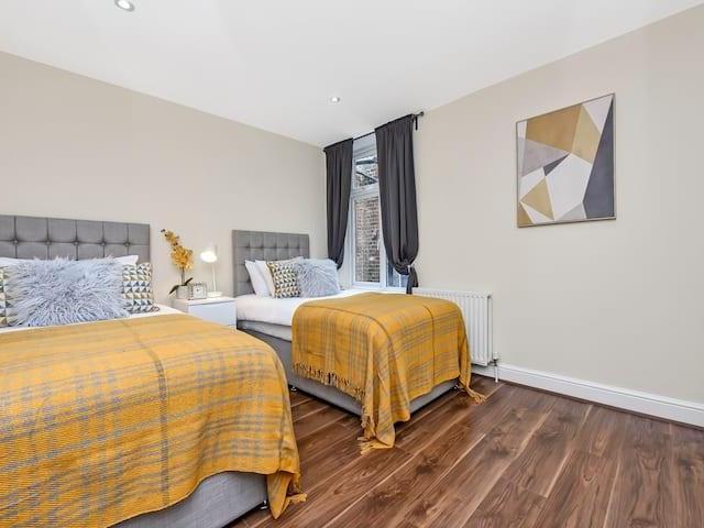 Day Lewis Pharmacy, 170 172 Stamford Hill, London, N16 6QX, United Kingdom | 2 bed apartment for rent #135185468 | Rentberry