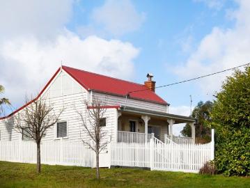 Daylesford Country Cottage Charm Renovated, 2 Bed Plus Office/Studio, Walk to Lake and Town