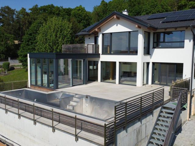 DB IMMOBILIEN | Architektonisches Niedrigenergiehaus mit Weitblick – High End Technik & individuelles Fertigstellungspotenzial
