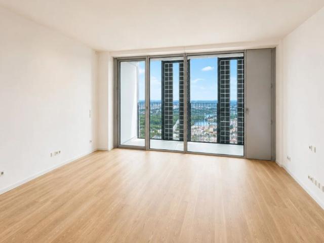 DC2 Tower: 43. Etage Erstbezug mit 14m2 Loggia – Stilvolle 2 Zimmer Wohnung