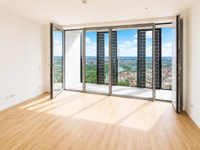 DC2 Tower: 43. Etage Erstbezug mit 14m2 Loggia – Stilvolle 2 Zimmer Wohnung