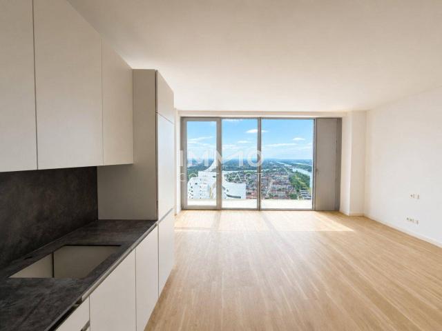 DC2 Tower: Erstbezug mit 14m2 Loggia – Stilvolle 2 Zimmer Wohnung