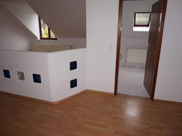 DG / 1 Zi Whg. mit Laminat Bad mit Fenster + Dusche