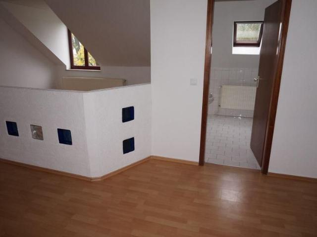 DG / 1 Zi Whg. mit Laminat Bad mit Fenster + Dusche