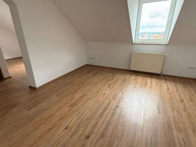DG / 1 Zi Whg. mit modernem Laminat Bad mit Dusche