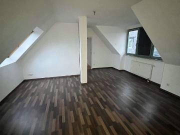 DG Whg. mit Lift / Laminat / Bad mit Fenster !