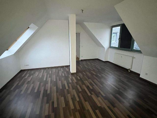DG Whg. mit Lift / Laminat / Bad mit Fenster !