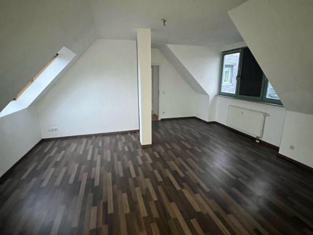 DG Whg. mit Lift / Laminat / Bad mit Fenster !