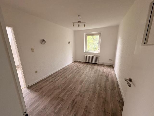 DG Wohnung 2 12 Zimmer, frisch renoviert