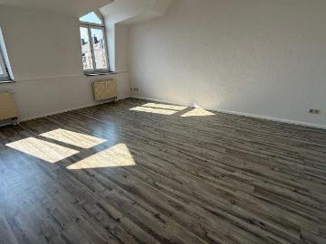 DG + Aufzug + moderner Boden + Bad mit Wanne + EBK