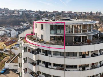 Atemberaubende Dachterrassenwohnung mit Kremstal Blick im spektakulären Punkthaus fußläufig in die Altstadt