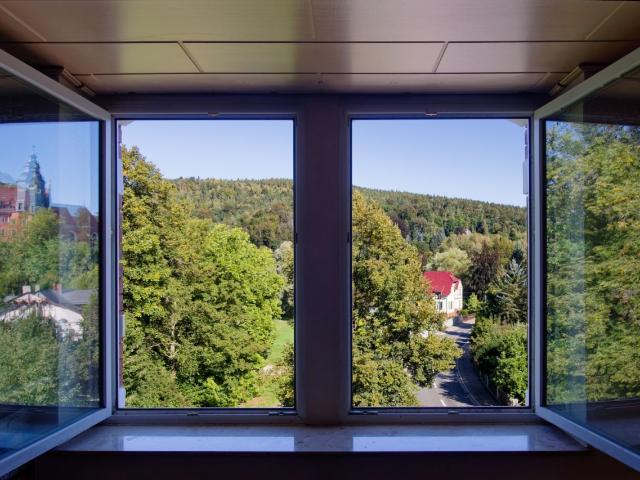 DG mit Balkon und EBK in Randlage