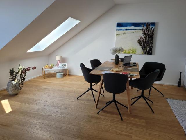 D'dorf so nah: Euro 1.295, Kaltmiete Neubau DG Wohnung mit Balkon