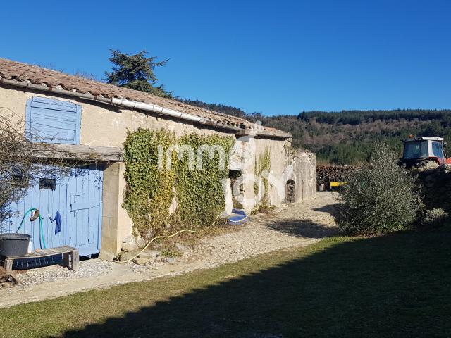 DE TERRAIN PRÉS ET FORETS + 320 M2 DE DÉPENDANCES