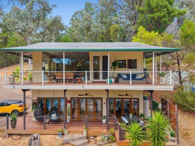 'DE VINE' TAYLOR BAY An Amazing Lake Side Home