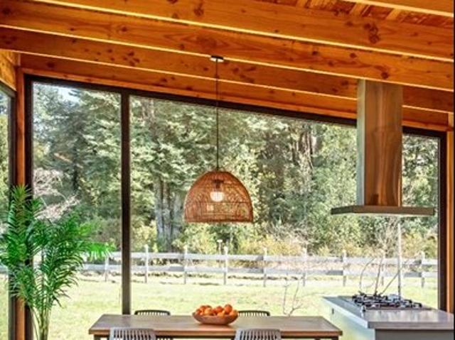 De arquitectura moderna y calida. Casa en Pucon /3D 2B