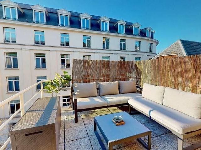 DE BROUCKERE: CHARMANT STUDIO MEUBLE RENOVE +/ 30M2