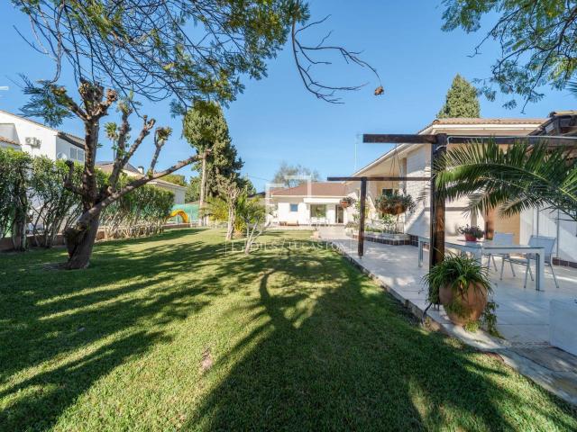 De esta propiedad destacamos su amplia parcela de más de 180. 453m² Ventas Pobla Vallbona