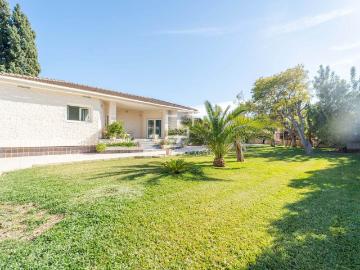 De esta propiedad destacamos su amplia parcela de más de 180. 453m² Ventas Pobla Vallbona
