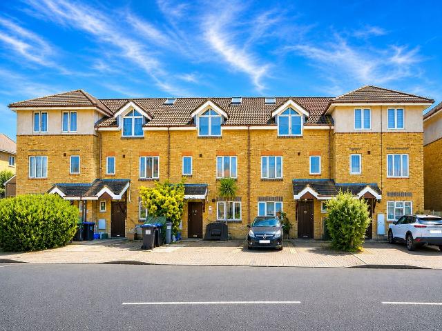 De Havilland Road, Edgware HA8, 5 bed terraced house to rent, £3,000 pcm | PrimeLocation
