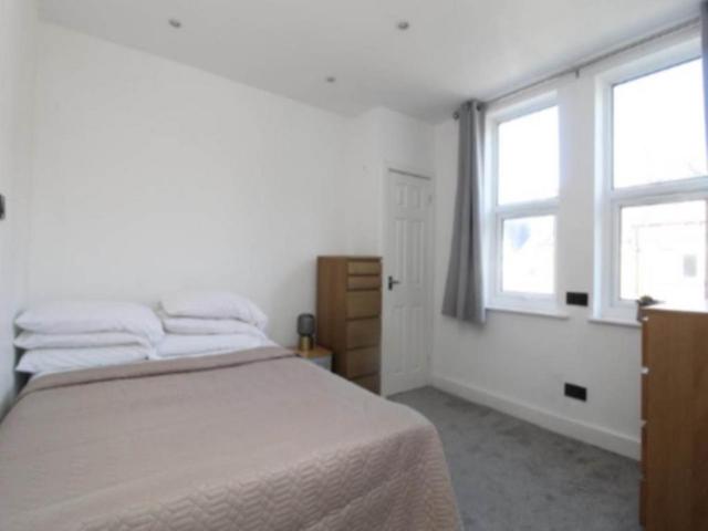 De Lacy Mount Room 1, West. 1 bed in a house share to rent £595 pcm £137 pw