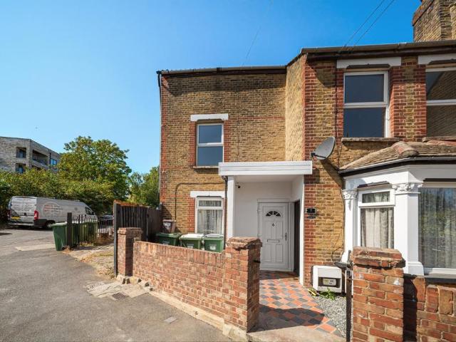 De Luci Road, Erith, DA8 2 bed apartment to rent £1,600 pcm £369 pw