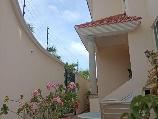 DE LUJO CASA EN VENTA EN CANCUN SM11