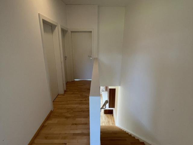 Attersee Luxus zum Sofortbezug! Energiespar Eckreihenhaus mit sonnigem Eigengarten, geringe BK, Einzelgarage und Parkplatz im Zentrum von Seewalchen am Attersee