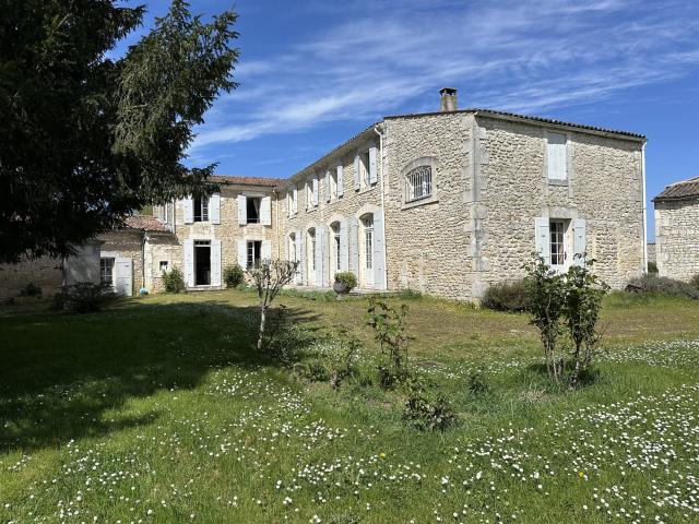 Demeure Charentaise avec dépendance et parc à Saint Romain d. 380m² Saint Romain de Benet