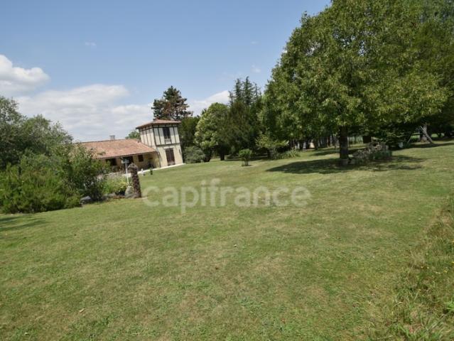Demeure en pierre du XVIIIe siècle poutres apparentes 3 chambres 2 boxes à chevaux 18 000m2 de terrain proche de MARMANDE 47