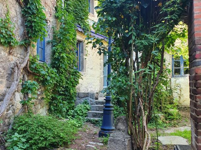 Demeure de caractère 1650 — 230 m², jardin clos dans quartie. 230m² Montbrison