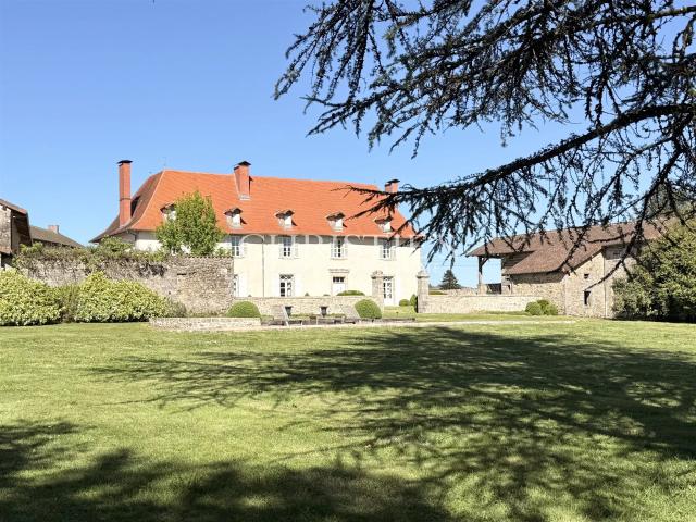 Demeure de caractère avec cour intérieure et parc – authenti. 304m² La Chapelle Montbrandeix