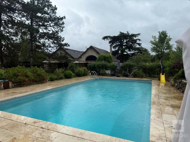 Demeure de caractère avec piscine et dépendances à Cahors 217m² Cahors