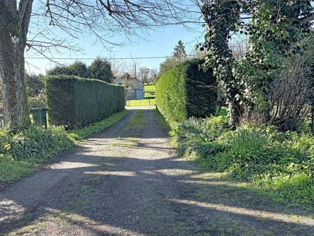 Demeure de caractère comprenant 8 chambres sur 340m² 9 boxes sur ses 3 hectares de terrain