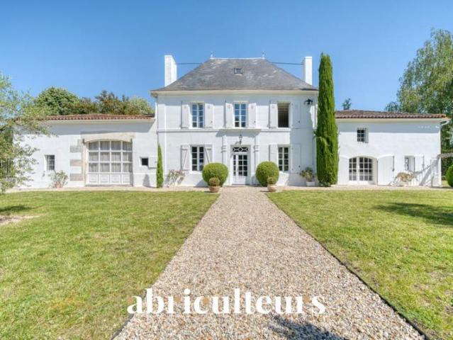 Demeure de caractère de 270 m² avec piscine à Saint Laurent de Cognac