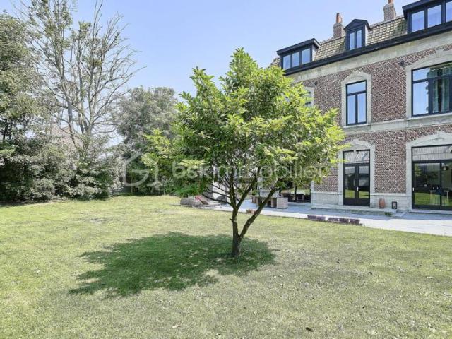 Demeure de caractère de 300 m² avec dépendance, 7 chambres et jardin privatif