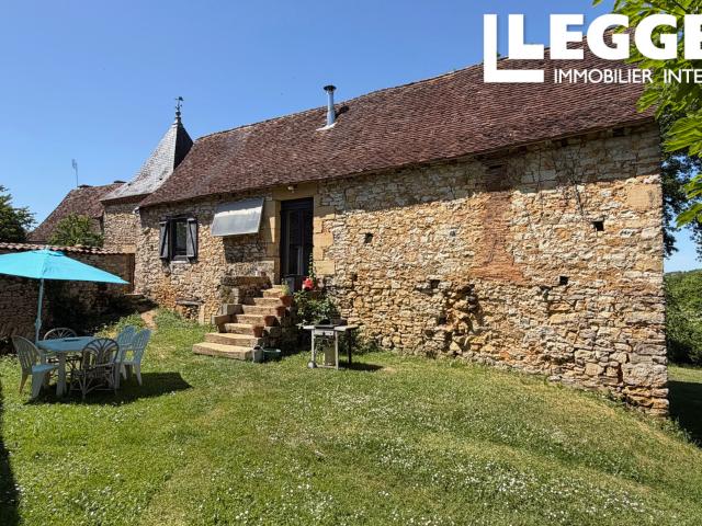 Demeure de caractère du 17éme avec gite, pigeonnier, dépendances, terrain 3.7hectares avec vue panoramique!