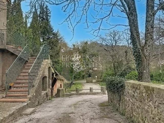Demeure de Caractère du XIXe Siècle – Domaine Agricole de 2 Hectares à Mazaugues