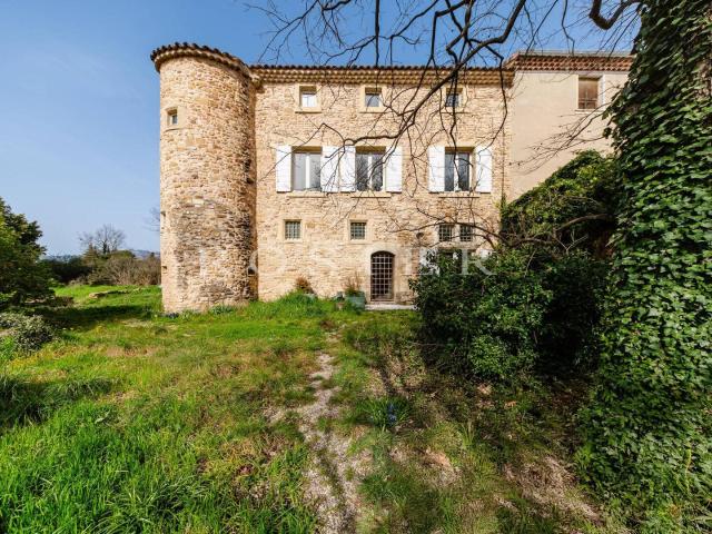 Demeure de caractère en pierre avec tour médiévale sur plus. 202m² Carpentras