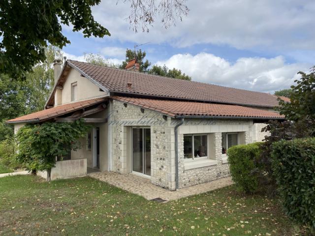 DEMEURE DE CARACTERE PROCHE TOUTES COMMODITES