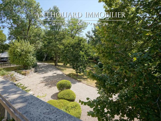 Demeure de charme avec piscine sur 7,6 ha 675m² Issigeac