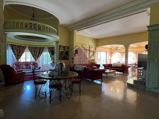 Demeure de prestige avec vue panoramique 8 chambres 1 ha de terrain Ardèche Sud