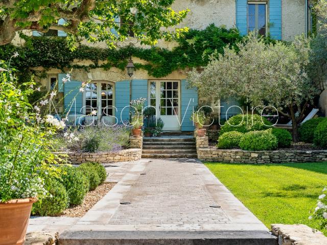Demeure de village avec couloir de nage et jardin paysager. 371m² Lagnes