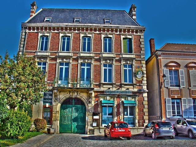 DEMEURE DE 1875 AVEC CAVES AU COEUR DE LA MONTAGNE DE REIMS, A RENOVER