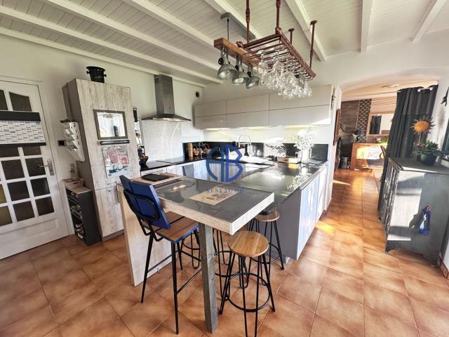 Demeure élégante de caractère 5 chambres dont suite parental. 211m² Colombe