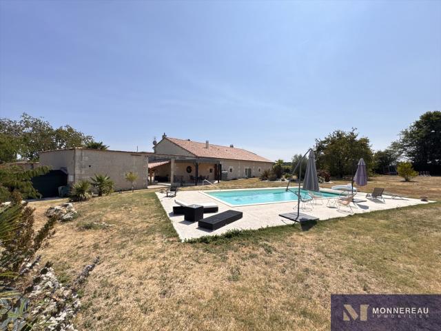 Demeure En Pierre Renovee Avec Piscine, Jardin Et Annexe 379m² Mortiers