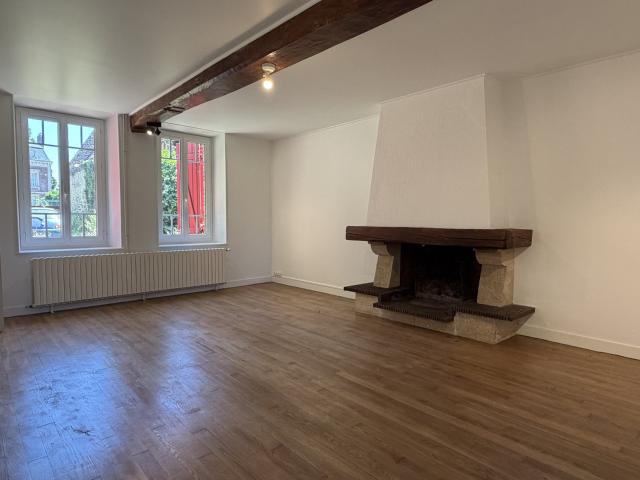 Demeure Entièrement Rénovée De 230 M2 Située À Auneuil Avec. 230m² Auneuil